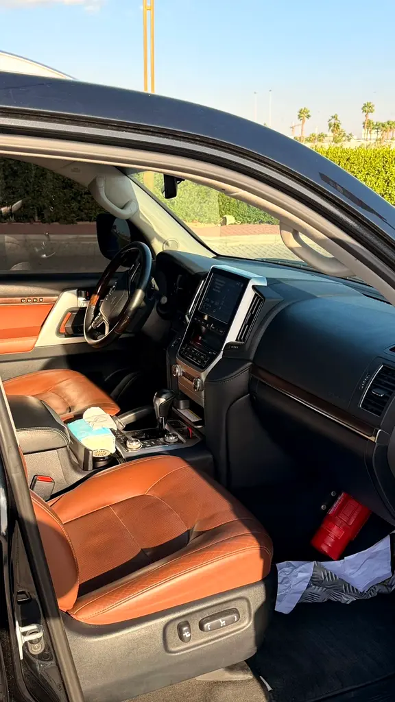 2020 Toyota Land Cruiser VXR Grand Touring - GCC Specs - Full Service History - Image 9