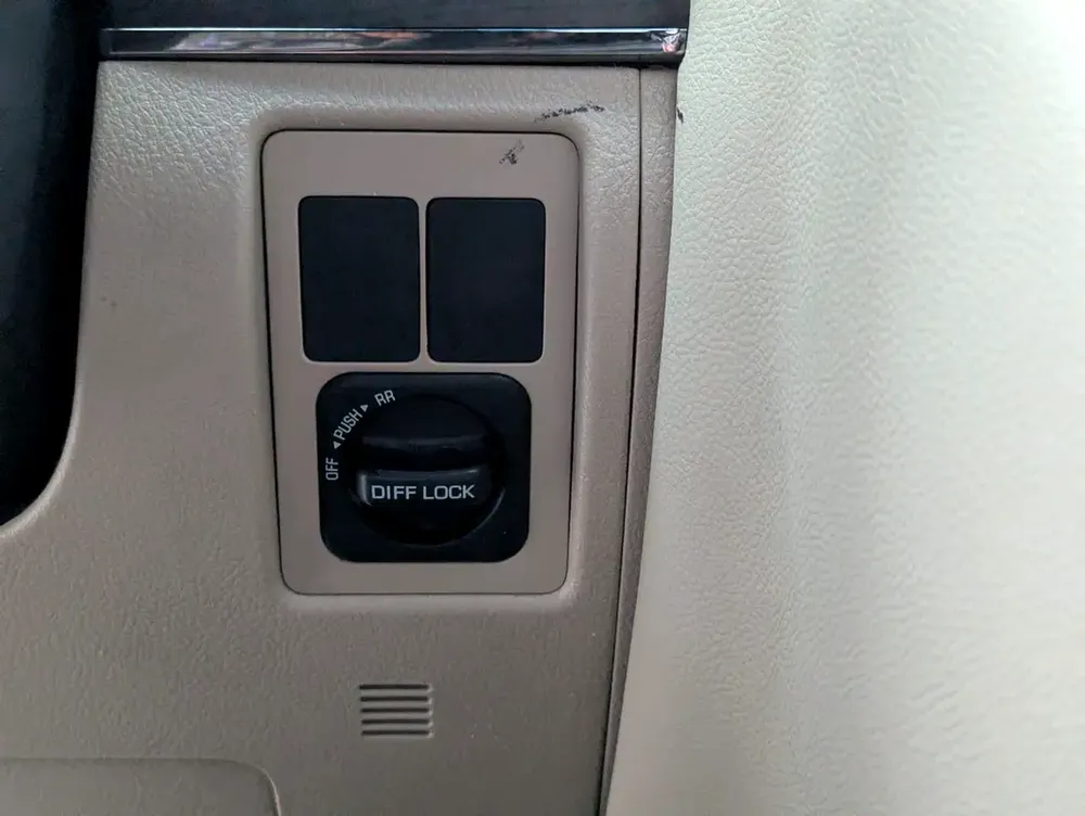 Toyota Land Cruiser GXR TOP 2015 Facelifted 2025 With Interior and Exterior - GCC Specs - - Image 11