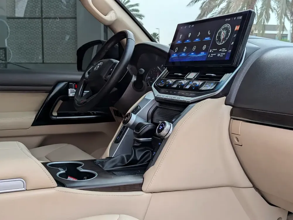 Toyota Land Cruiser GXR TOP 2015 Facelifted 2025 With Interior and Exterior - GCC Specs - - Image 14