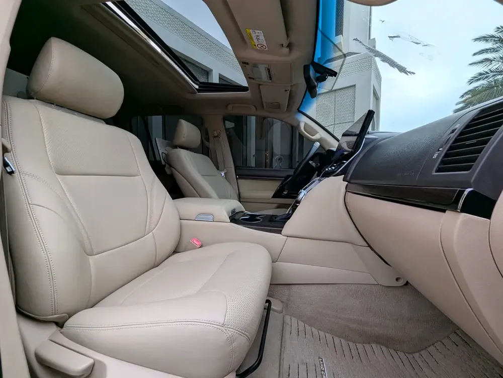 Toyota Land Cruiser GXR TOP 2015 Facelifted 2025 With Interior and Exterior - GCC Specs - - Image 6