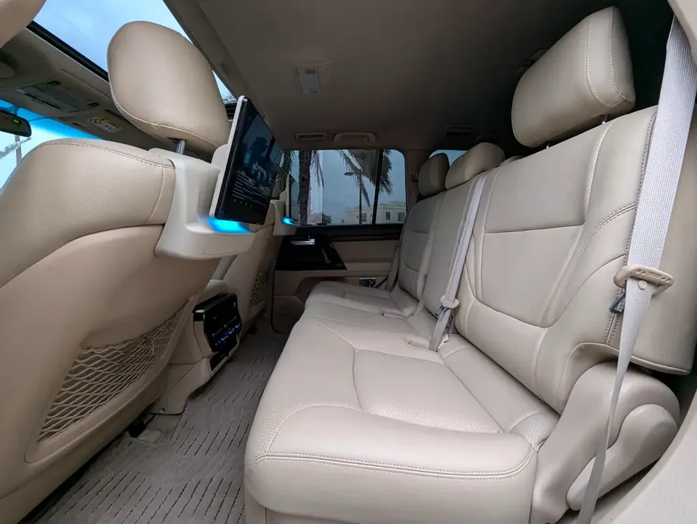 Toyota Land Cruiser GXR TOP 2015 Facelifted 2025 With Interior and Exterior - GCC Specs - - Image 8