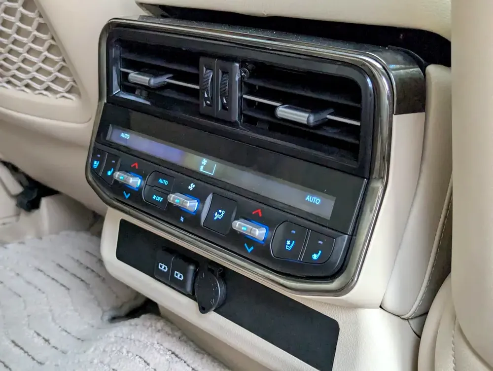Toyota Land Cruiser GXR TOP 2015 Facelifted 2025 With Interior and Exterior - GCC Specs - - Image 9
