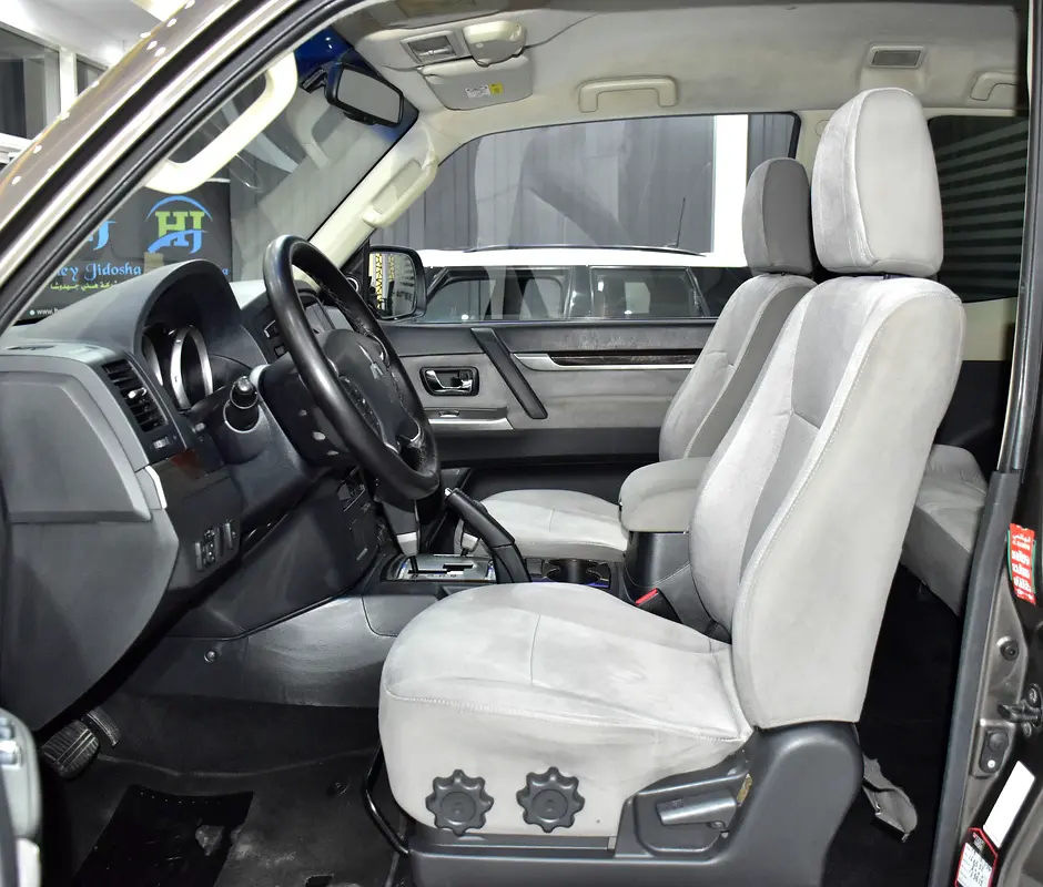 EXCELLENT DEAL for our Mitsubishi Pajero GLS 3 Doors ( 2014 Model ) in Brown Color GCC Specs - Image 10