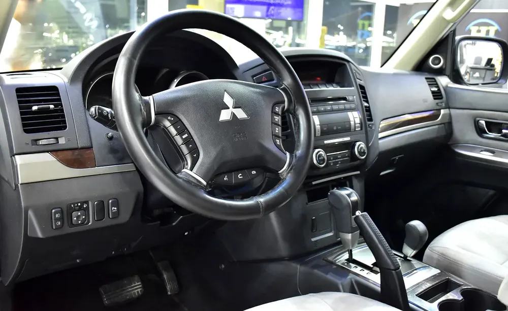 EXCELLENT DEAL for our Mitsubishi Pajero GLS 3 Doors ( 2014 Model ) in Brown Color GCC Specs - Image 11