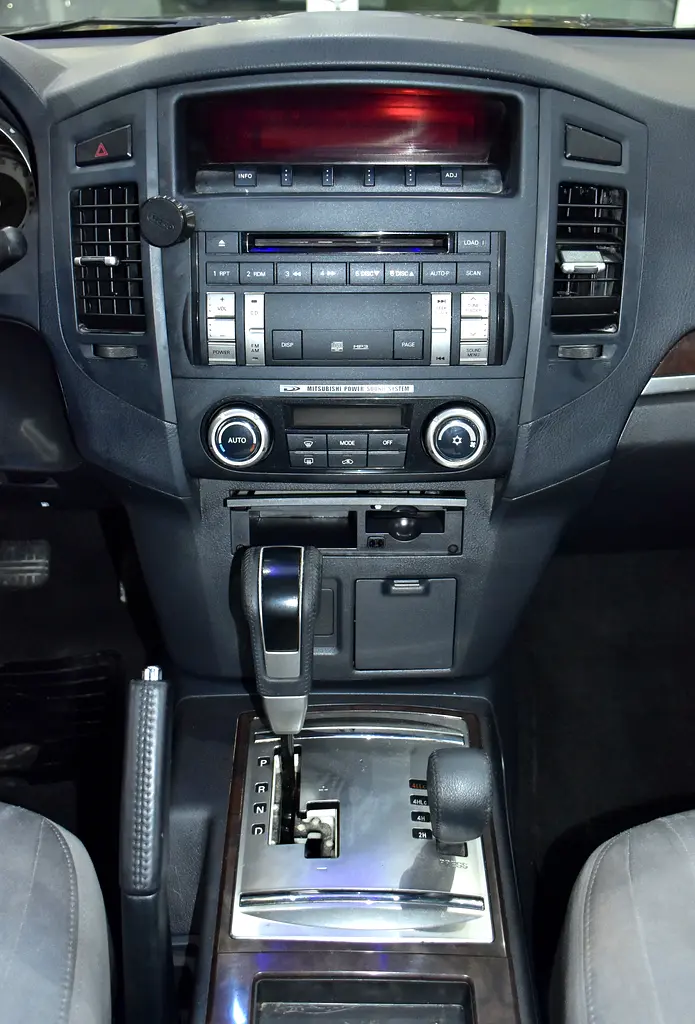 EXCELLENT DEAL for our Mitsubishi Pajero GLS 3 Doors ( 2014 Model ) in Brown Color GCC Specs - Image 14