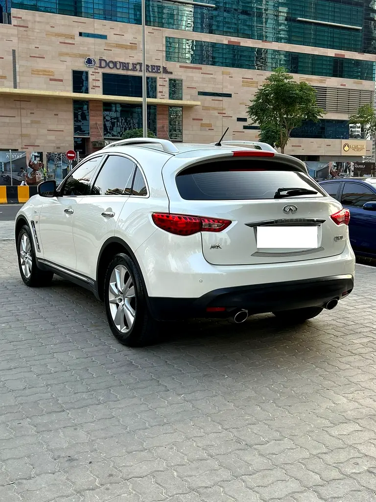 2020 Infiniti QX70 Low Mileage Single Owner GCC - Image 14