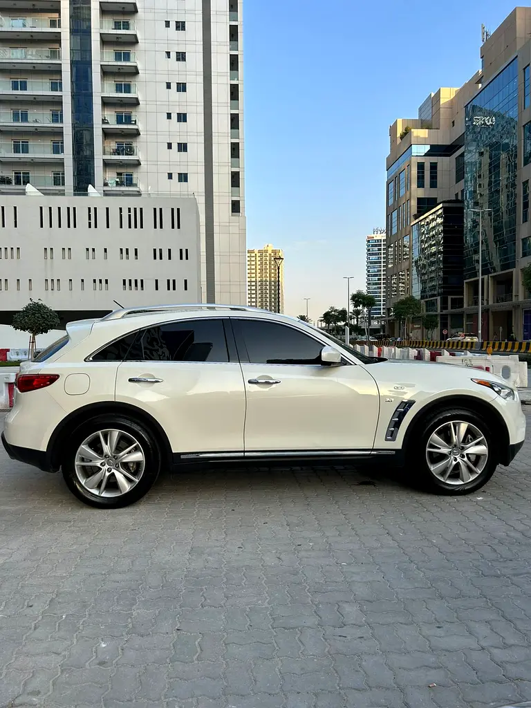 2020 Infiniti QX70 Low Mileage Single Owner GCC - Image 7