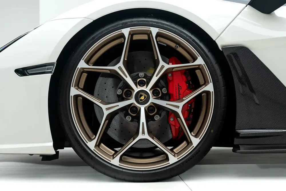 2024 LAMBORGHINI REVUELTO – FULL CARBON FIBER, STUNNING SPEC, MAIN DEALER WARRANTY  SERVICE - Image 6