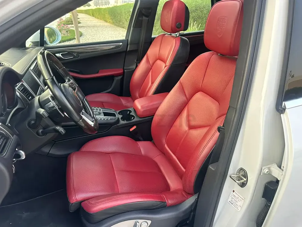 2017 Porsche Macan S 3.0 V6 GCC Specification Full Option Service History Meticulously Cared For - Image 11