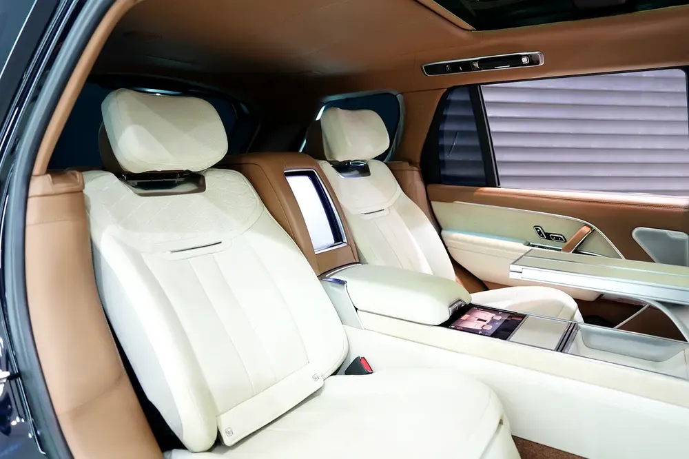 2023 Vogue SV LWB, Two-Tone Interior, Executive Rear Seat w/ Entertainment, Al Tayer Warr + Serv!! - Image 10