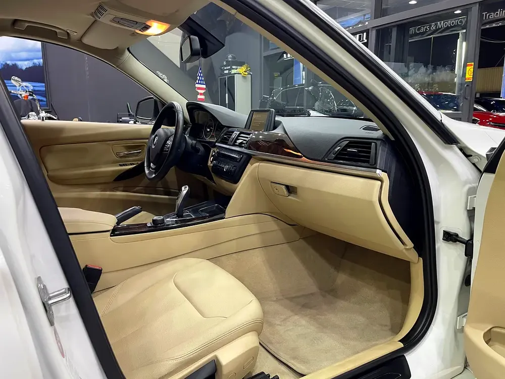 BMW 320i GCC FULL SERVICE HISTORY - Image 12
