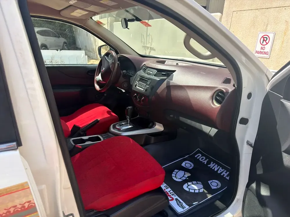 Nissan Navara 2019 GCC Specs - Well Maintained - Image 4