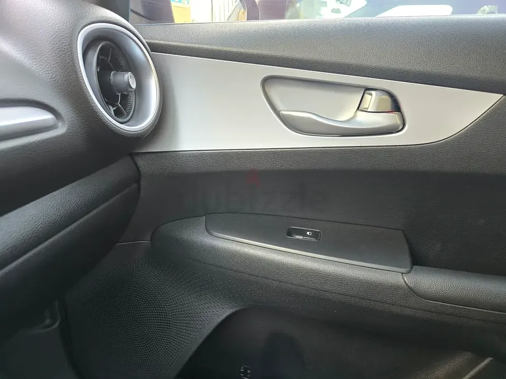 Kia Cerato model 2022 - Image 7