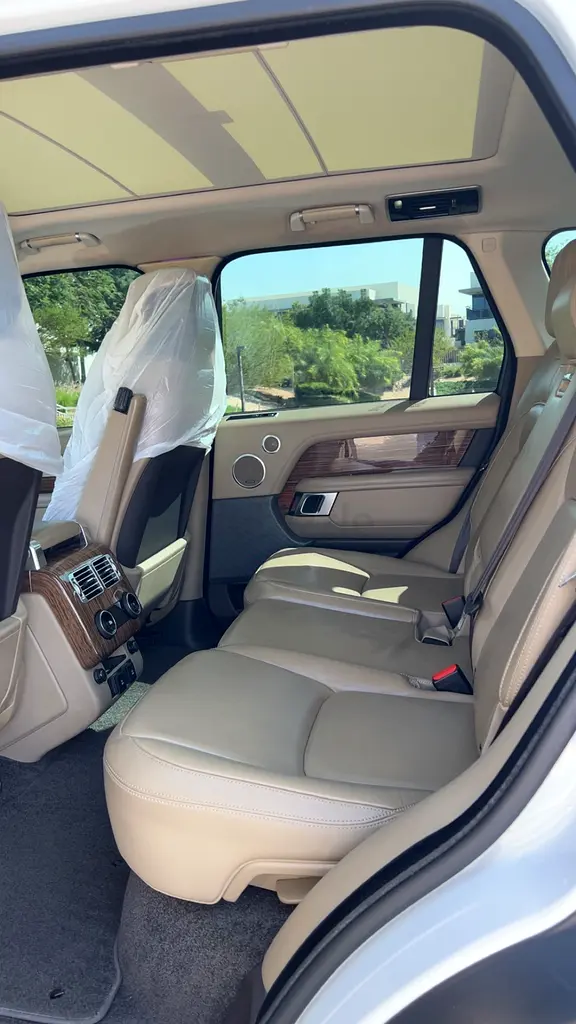 Pristine Land Rover Range Rover Vogue HSE 2019 | GCC Specs - Image 4