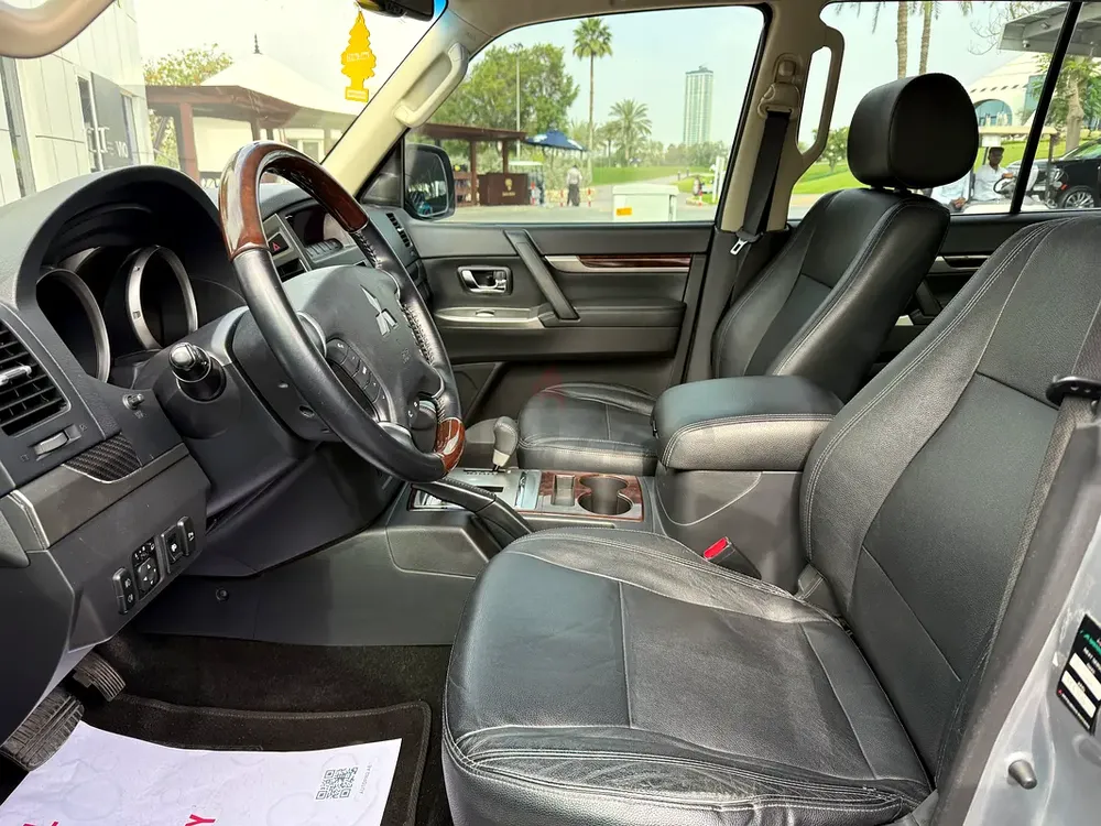 2015 Mitsubishi pajero GLS Top spec expat owned full service records no accidents Major service done - Image 10