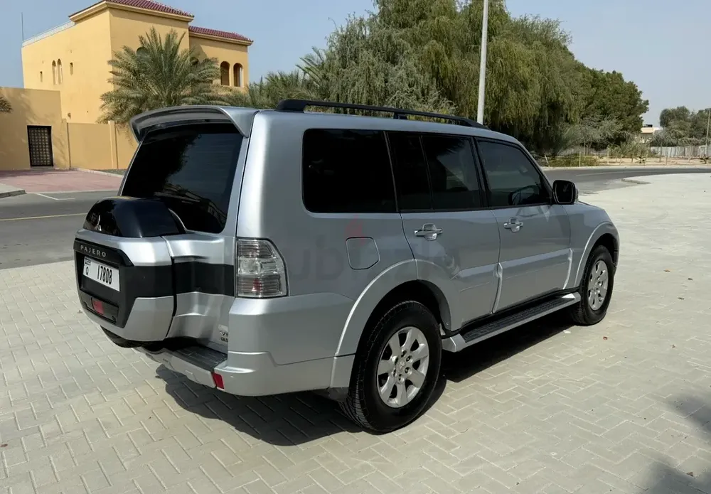 2015 Mitsubishi pajero GLS Top spec expat owned full service records no accidents Major service done - Image 5