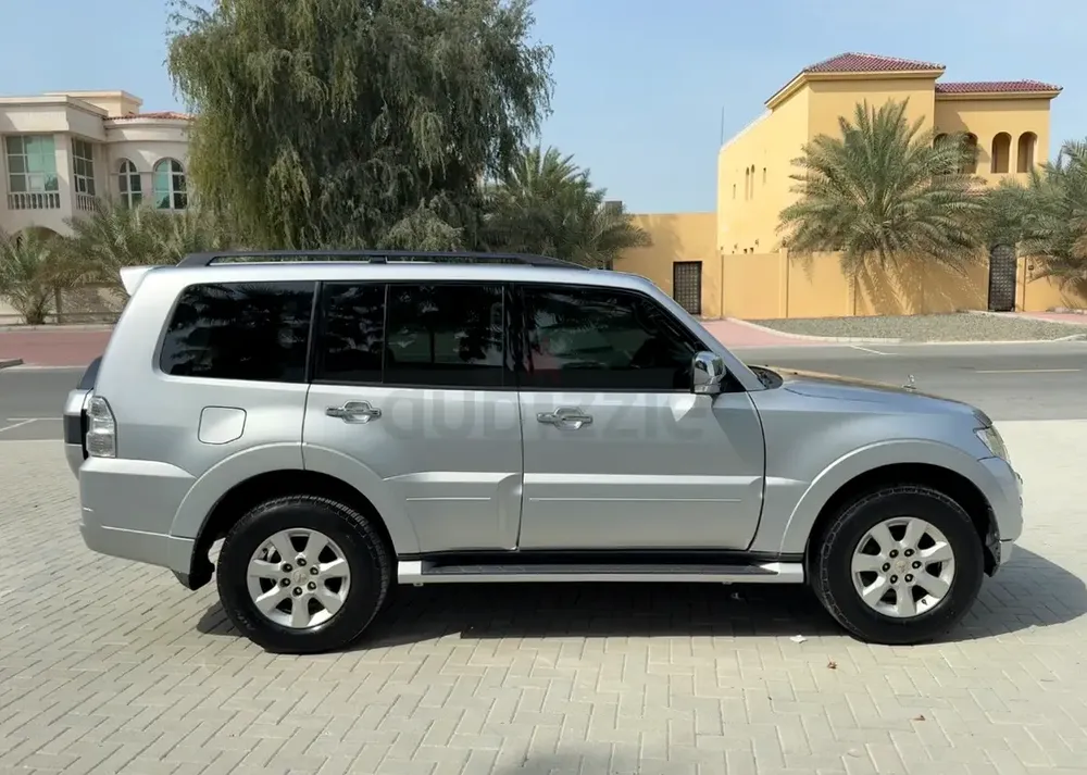 2015 Mitsubishi pajero GLS Top spec expat owned full service records no accidents Major service done - Image 6