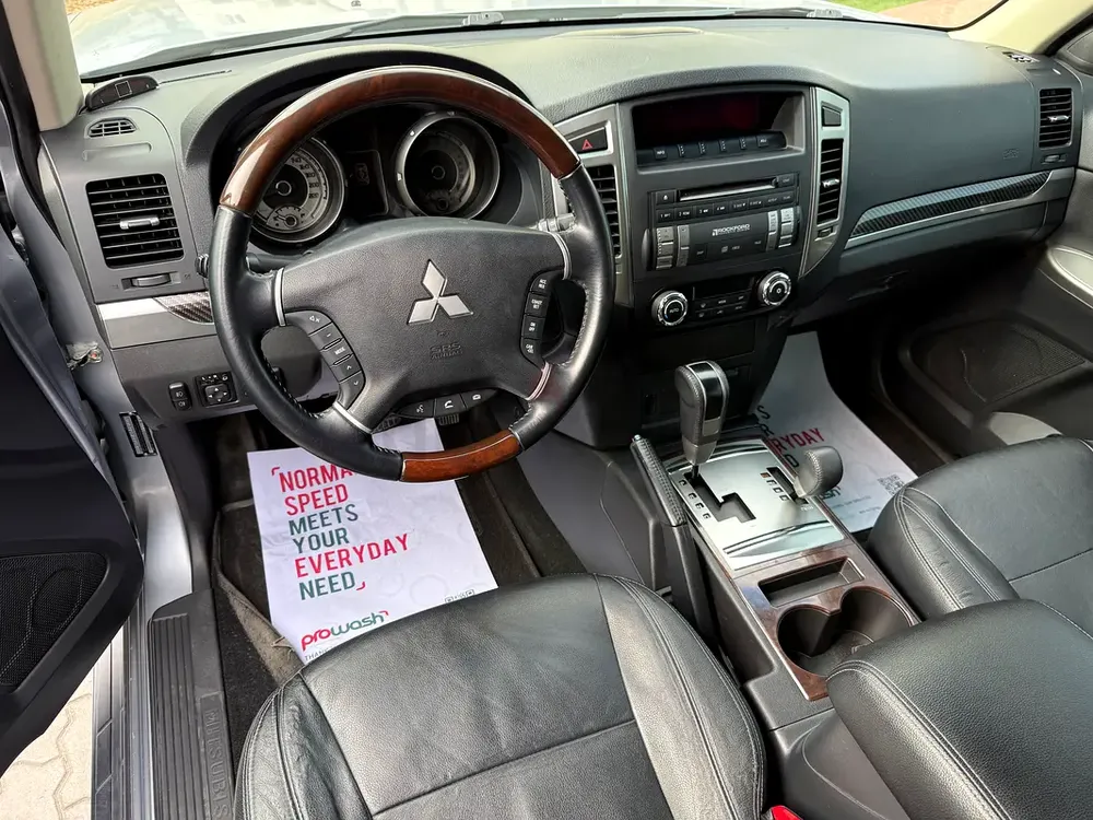2015 Mitsubishi pajero GLS Top spec expat owned full service records no accidents Major service done - Image 9
