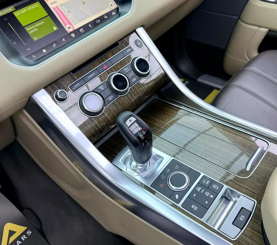 2017 Range Rover Sport HSE, Full Land Rover Service History, GCC - Image 17