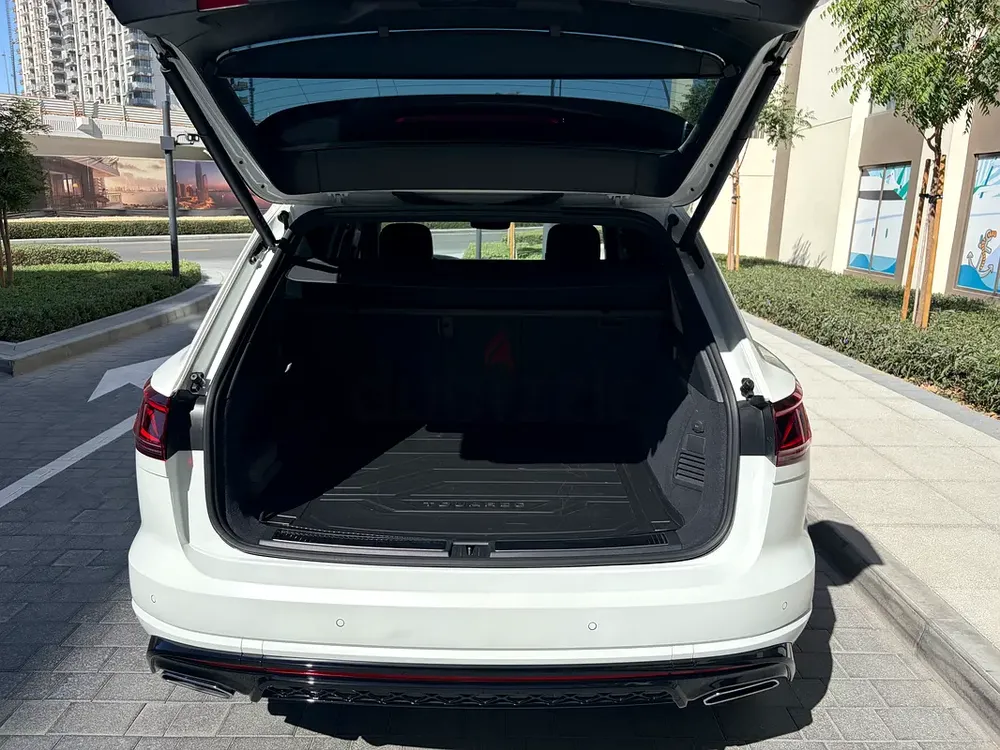 2025 Volkswagen Touareg R-Line | GCC Specs - Image 8