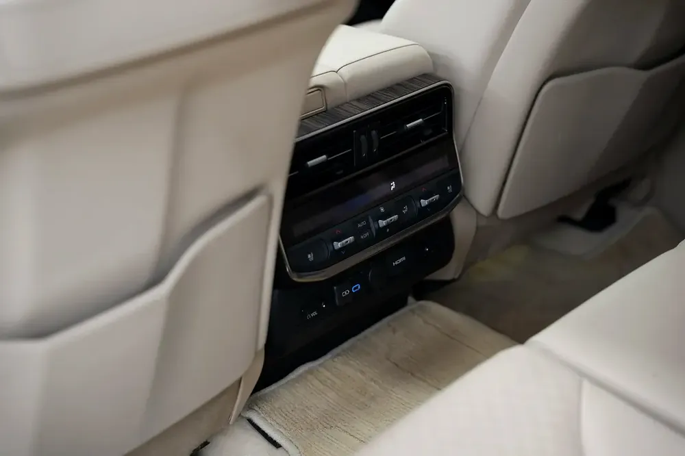 Toyota Land Cruiser VXR V6 2022 GCC Specs - Image 12