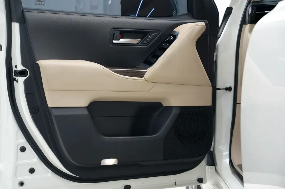Toyota Land Cruiser VXR V6 2022 GCC Specs - Image 15