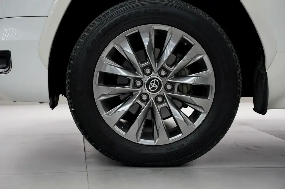 Toyota Land Cruiser VXR V6 2022 GCC Specs - Image 16