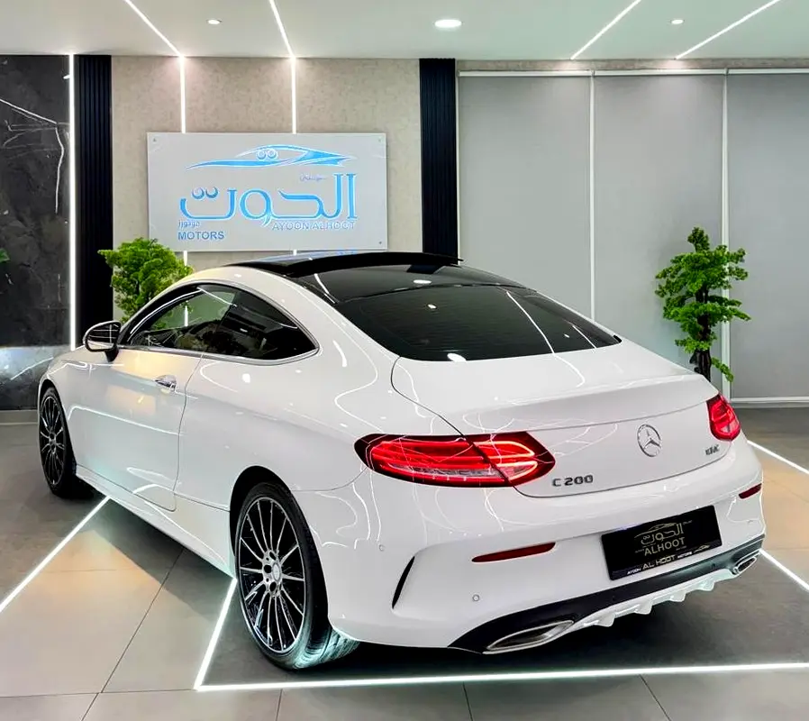 LOVELY MERCEDES C200 COUPE || FULL OPTION || GCC ||  ACCIDENTS FREE - Image 10