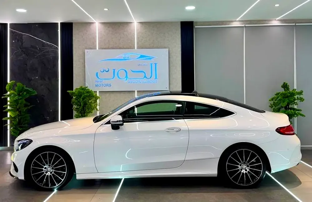 LOVELY MERCEDES C200 COUPE || FULL OPTION || GCC ||  ACCIDENTS FREE - Image 11