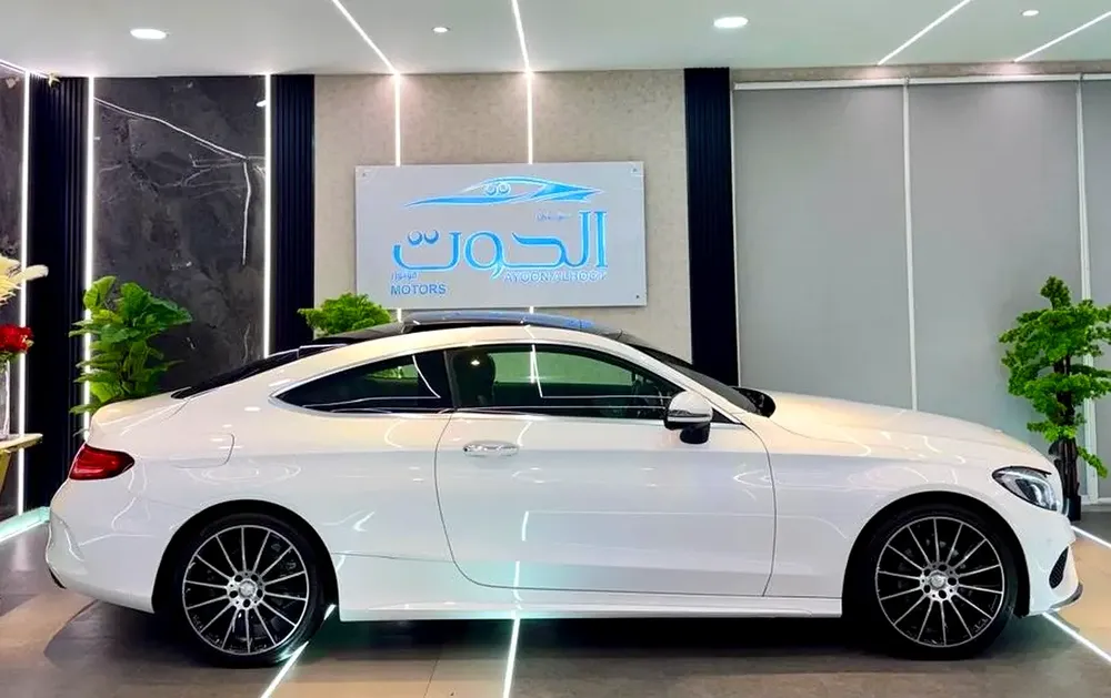 LOVELY MERCEDES C200 COUPE || FULL OPTION || GCC ||  ACCIDENTS FREE - Image 12