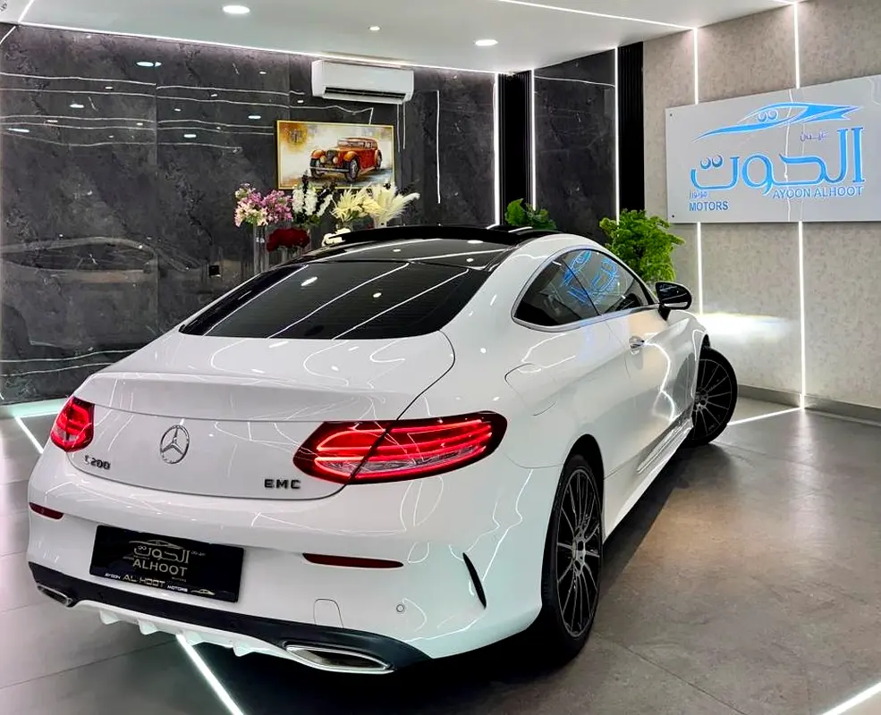 LOVELY MERCEDES C200 COUPE || FULL OPTION || GCC ||  ACCIDENTS FREE - Image 14