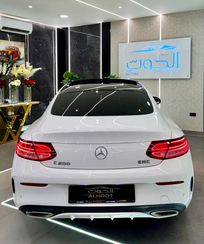 LOVELY MERCEDES C200 COUPE || FULL OPTION || GCC ||  ACCIDENTS FREE - Image 6