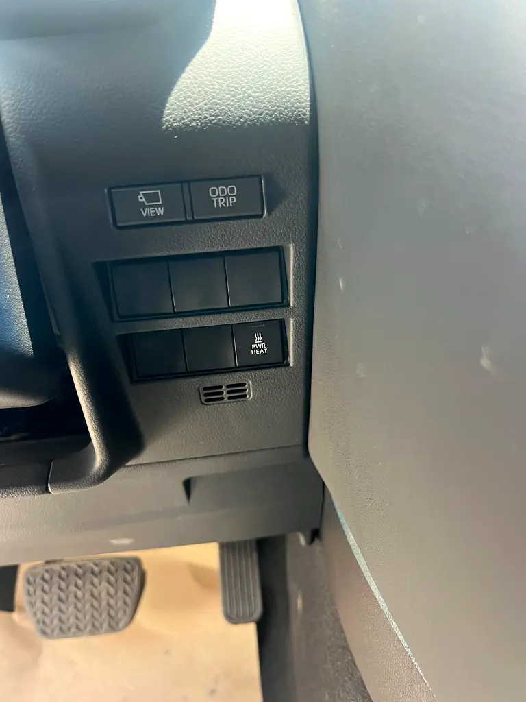 Toyota Land Cruiser VX 2023 - European Specs - Pristine Condition - Image 11