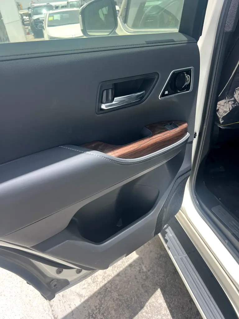 Toyota Land Cruiser VX 2023 - European Specs - Pristine Condition - Image 5
