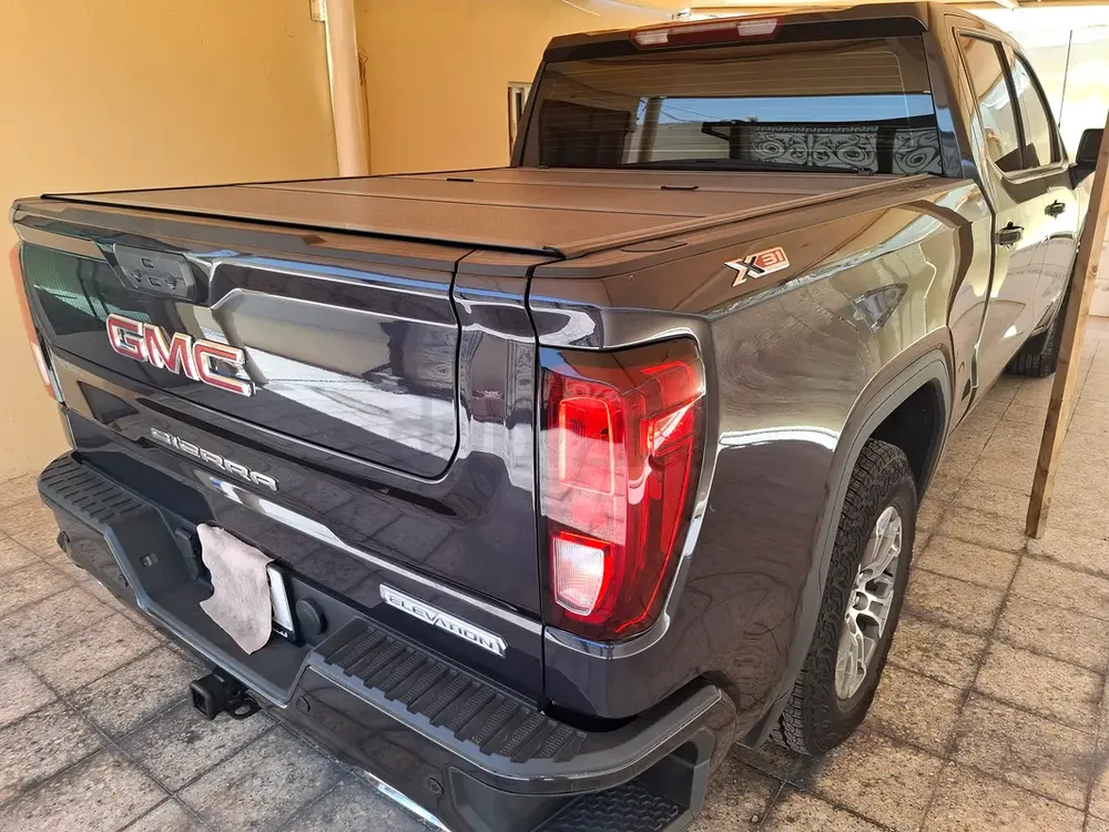 GMC. SIERRA رمادي غامق - Image 5