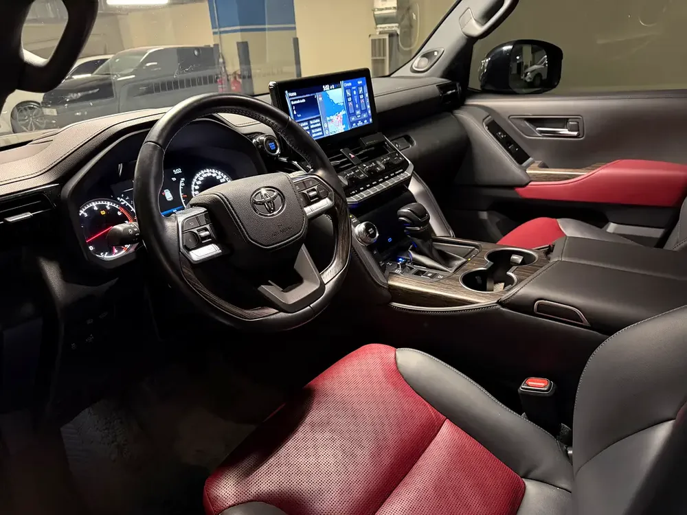 Toyota Land Cruiser VXR - Al Futtaim with Warranty - GCC Specs - Brand New Condition - Image 5