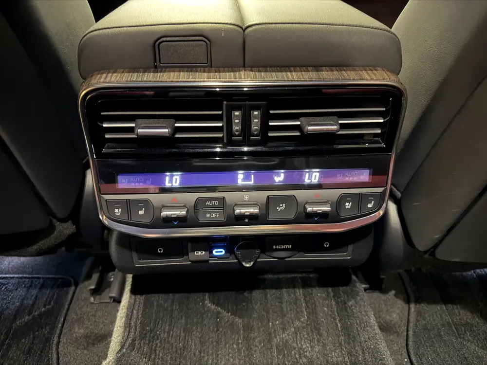 Toyota Land Cruiser VXR - Al Futtaim with Warranty - GCC Specs - Brand New Condition - Image 8