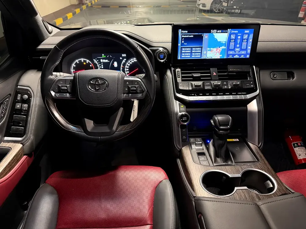Toyota Land Cruiser VXR - Al Futtaim with Warranty - GCC Specs - Brand New Condition - Image 9
