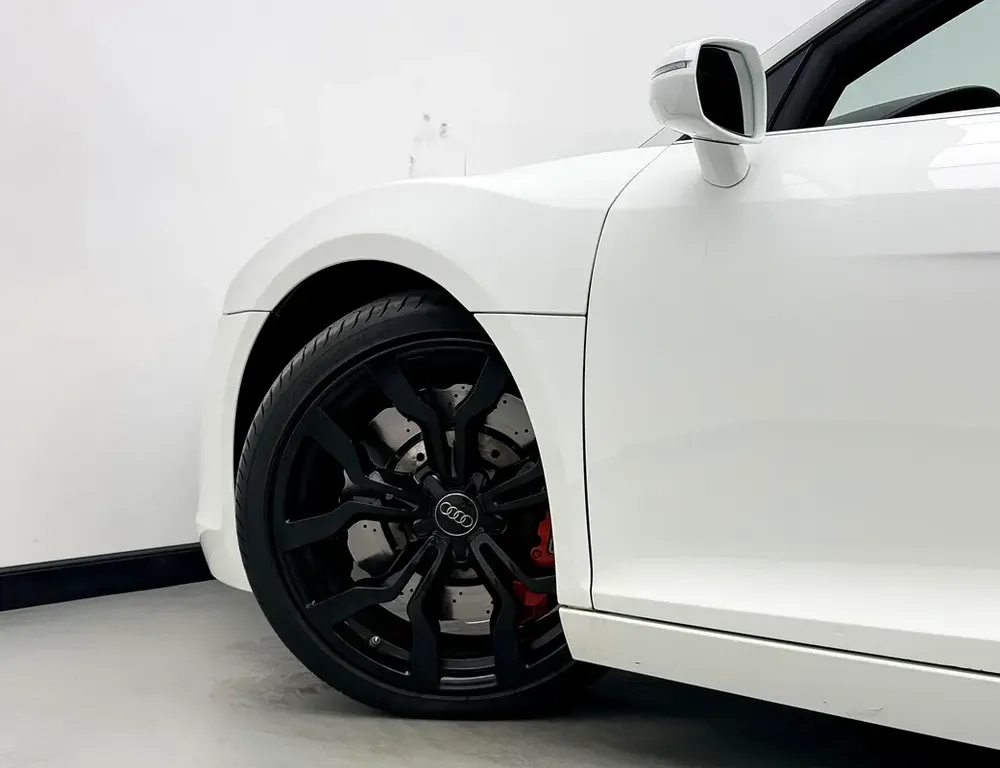 2014 Audi R8 Spyder, Service History, Excellent Condition, GCC - Image 4
