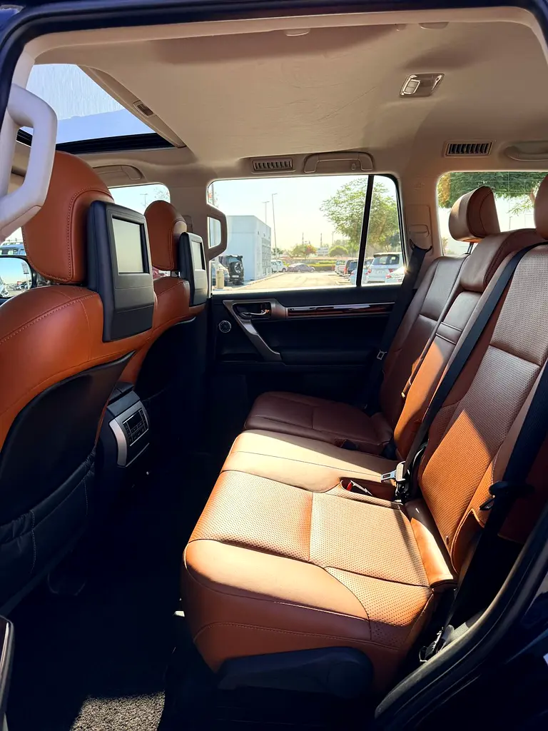Lexus GX 460 Platinum 2017 GCC Specs - Pristine Condition full service history available - Image 17