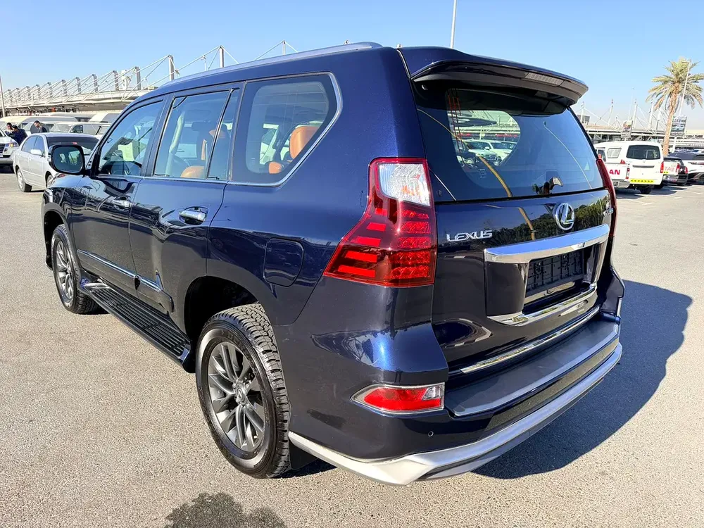 Lexus GX 460 Platinum 2017 GCC Specs - Pristine Condition full service history available - Image 8