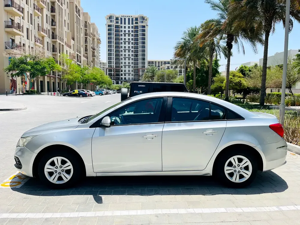 Lady used Chevrolet Cruze 2017 GCC - Image 4