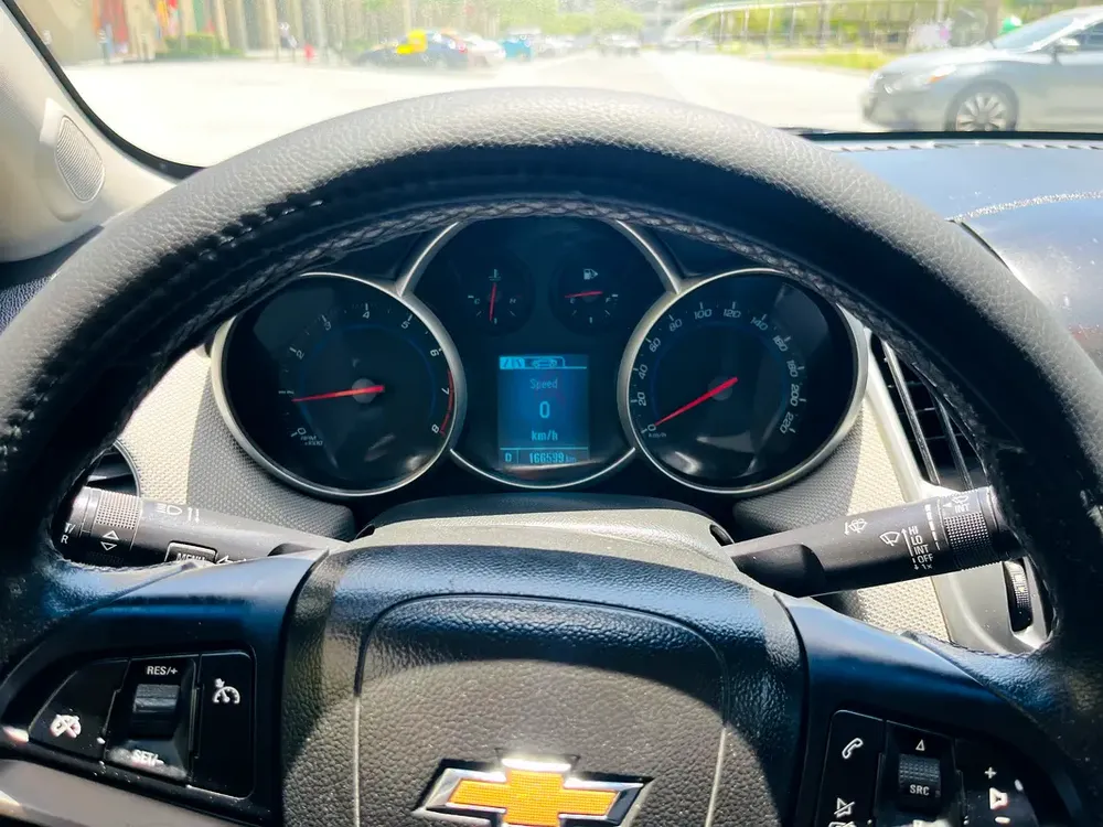 Lady used Chevrolet Cruze 2017 GCC - Image 5