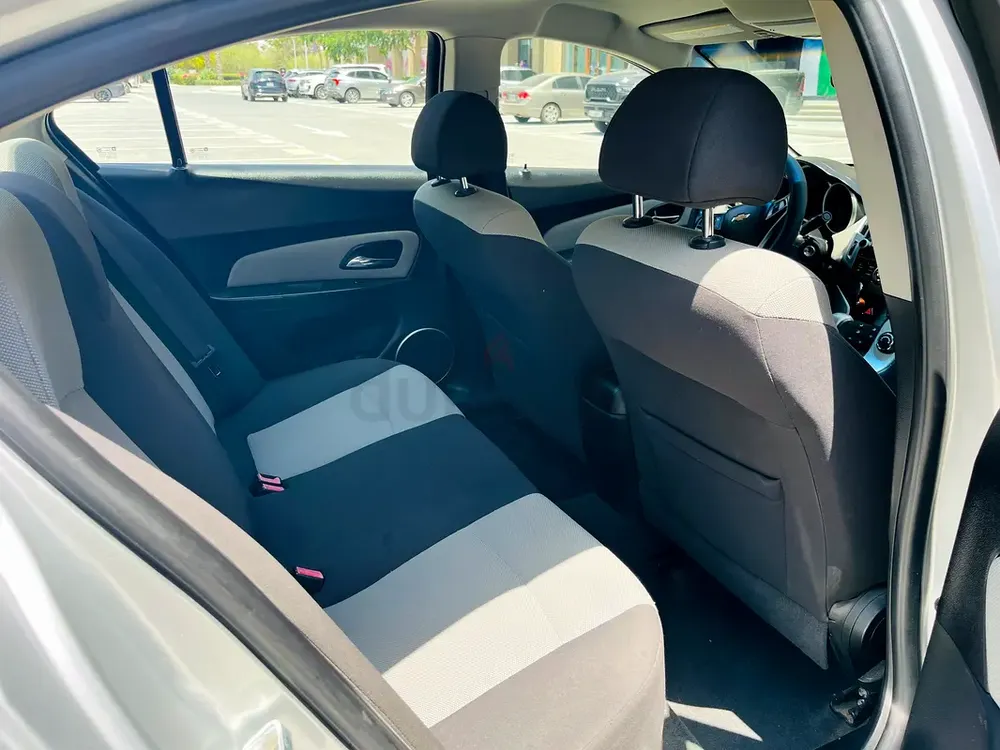 Lady used Chevrolet Cruze 2017 GCC - Image 7