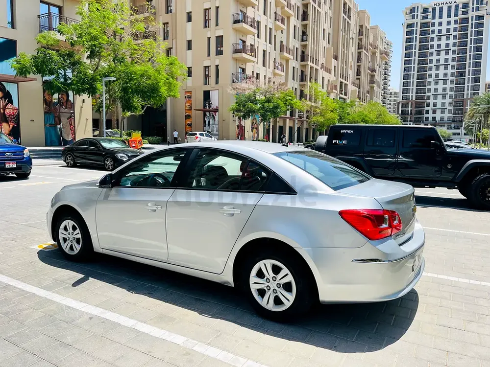 Lady used Chevrolet Cruze 2017 GCC - Image 9