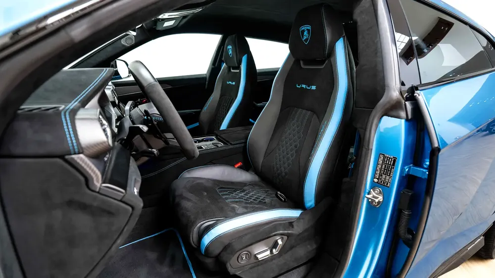 LOW MILEAGE | EXCELLENT CONDITION | FULL CARBON BODY | ACCIDENT-FREE | FINANCING AVAILABLE - Image 17