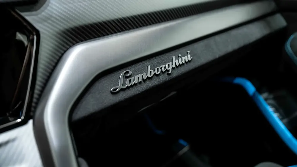 LOW MILEAGE | EXCELLENT CONDITION | FULL CARBON BODY | ACCIDENT-FREE | FINANCING AVAILABLE - Image 19