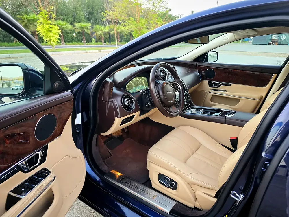 Jaguar XJ-L 2015 Blue | 2.0L- 4 Cylinder | Turbocharged| Panoramic | Full Service History | GCC Spec - Image 10