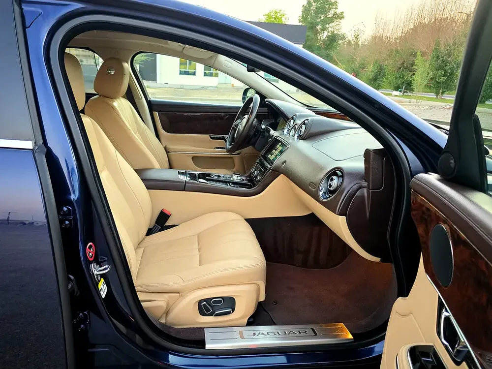 Jaguar XJ-L 2015 Blue | 2.0L- 4 Cylinder | Turbocharged| Panoramic | Full Service History | GCC Spec - Image 11