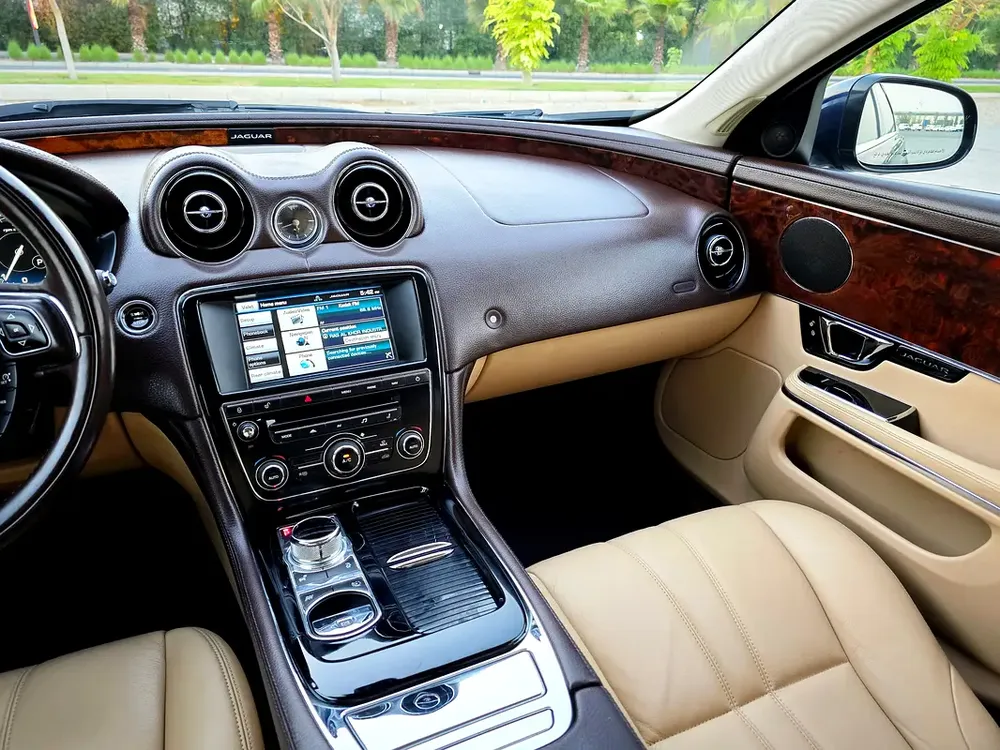 Jaguar XJ-L 2015 Blue | 2.0L- 4 Cylinder | Turbocharged| Panoramic | Full Service History | GCC Spec - Image 15